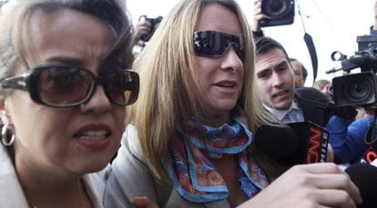 Natalia Compagnon (d) y su abogada, a su llegada a la Fiscalía el miércoles.