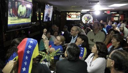 Ciudadanos venezolanos en el restaurante El Arepazo, en Doral.