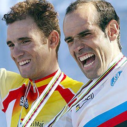 Igor Astarloa y Alejandro Valverde celebran el triunfo sobre el podio.