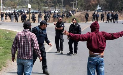 Policías y civiles, durante los enfrentamientos de la semana pasada en Palmarito.