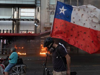 Un joven chileno sostiene una bandera del país, durante una protesta en diciembre de 2020.