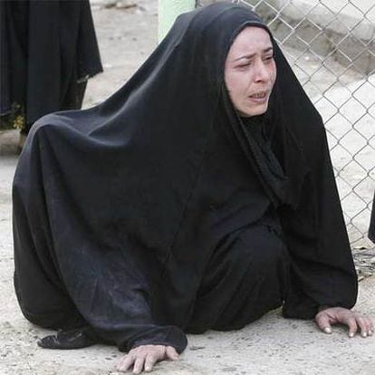 Una mujer llora en la morgue del hospital de Sadr City mientras espera la entrega de los cadáveres de sus familiares, muertos en un bombardeo ayer.