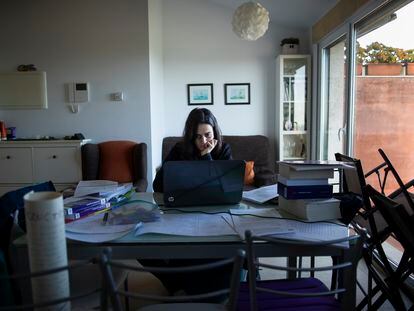 Raquel Giadans, en el apartamento junto a la ría de Arousa, en Galicia, donde está estudiando para presentarse por primera vez a las oposiciones para ser profesora.