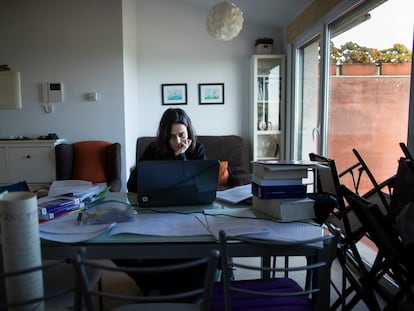 Raquel Giadans, en el apartamento junto a la ría de Arousa, en Galicia, donde está estudiando para presentarse por primera vez a las oposiciones para ser profesora.