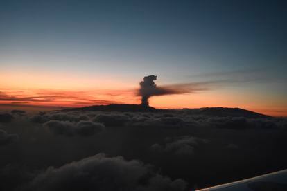 Esta imagen, cedida por el Gobierno español, fue tomada desde el avión que llevaba al presidente Pedro Sánchez hacia La Palma.