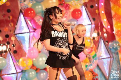 Adolescentes japonesas ídolos musicales, en un concierto.