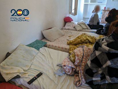 Una de las habitaciones donde tenían retenidas y explotadas a las mujeres en San Vicente del Raspeig.