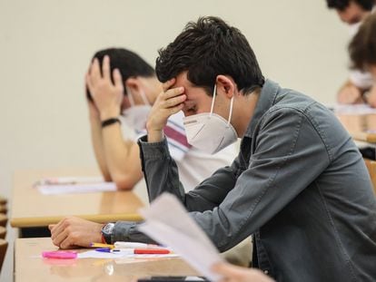 Alumnos durante un examen de la EBAU, este lunes en la Universidad Complutense de Madrid.