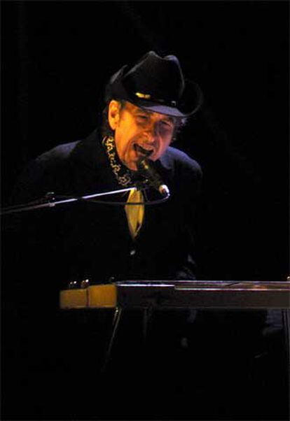 Bob Dylan, durante su actuación en Barcelona en julio de 2004.