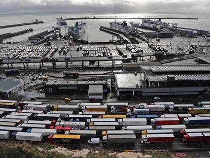 Decenas de camiones aguardan su turno en el puerto de Dover, uno de los principales puntos de entrada y de salida de mercancías del Reino Unido.