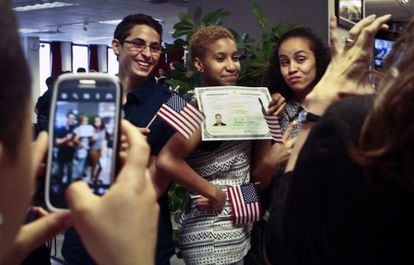 Una dominicana posa con sus amigos en Nueva York la semana pasada