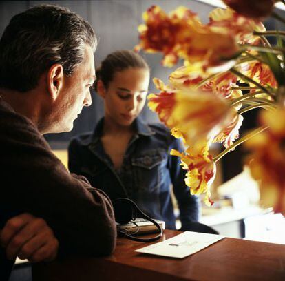 Paul Auster (Newark, Nueva Jersey, 1947), fotografiado con su hija en su casa de Nueva York, en 2002.