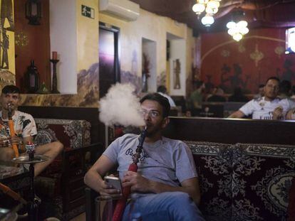 Un turista fuma shisha en el local Sultán de Chueca, en Madrid.