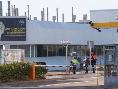 Entrada de la factoría de Opel en Figueruelas este lunes.