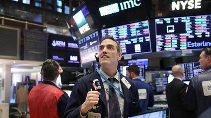 Un agente bursátil sigue la evolución de los índices en Wall Street