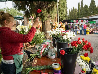 Una florista prepara un ramo de claveles a las puertas del cementerio de Jerez de la Frontera, en la víspera de la fiesta de los Fieles Difuntos.