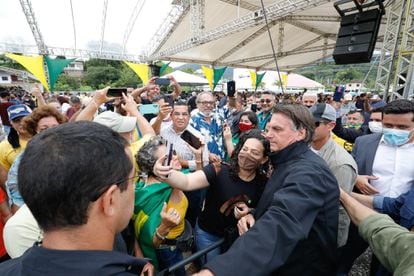 El presidente brasileño Jair Bolsonaro se fotografía con seguidores en Miracatau, el 13 de octubre.
