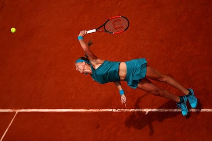 La checa Petra Kvitova sirve a la paraguaya Verónica Cepede Royg en la presente edición del Roland Garros