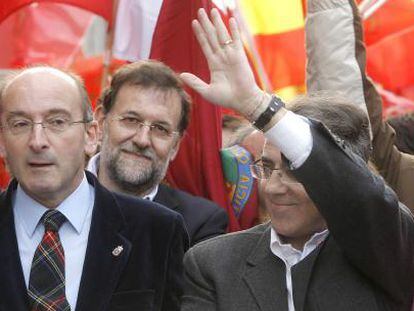 Juan Cruz Alli, a la izquierda, junto a Miguel Sanz en una manifestación de 2007. Detrás, Rajoy.