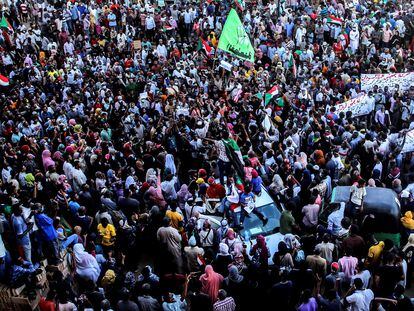 Cientos de miles de personas concentradas este sábado por las calles de Jartum.