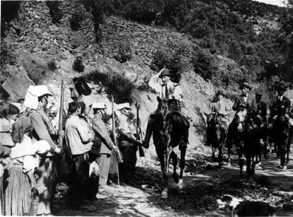 Alfonso XIII visita Las Hurdes (Cáceres), en compañía del doctor Gregorio Marañón (detrás), en 1921.
