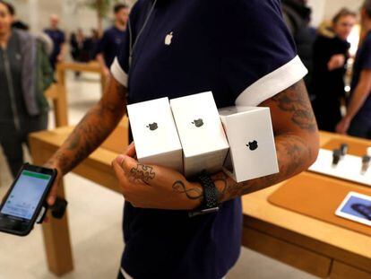 FILE PHOTO: An Apple Store staff shows Apple's new iPhones X after they go on sale at the Apple Store in Regents Street, London, Britain, November 3, 2017. REUTERS/Peter Nicholls/File Photo