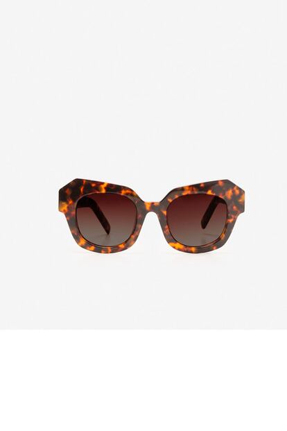 Gafas de sol con montura geométrica disponibles en Uterqüe. (69 euros)