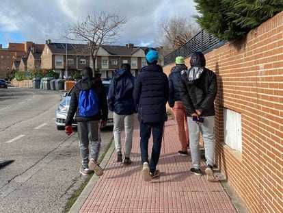 Un pequeño grupo de los migrantes acogidos en un cuartel de Alcalá de Henares (Madrid) se dirigía este jueves a unas pistas deportivas a jugar al baloncesto.