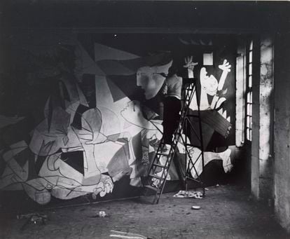 Picasso, en una escalera de su estudio parisiense de la Rue des Grands-Augustins, mientras pintaba el 'Guernica'. Realizó la obra entre mayo y junio de 1937, y el proceso fue fotografiado por Dora Maar.