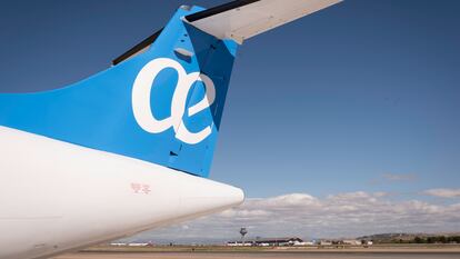 La cola de uno de los aviones de Air Europa en el aeropuerto de Madrid-Barajas.