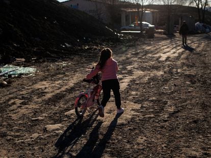 Una niña arrastra una bicicleta en el poblado chabolista de la Cañada Real en Madrid, el pasado 4 de enero.