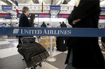 Un grupo de pasajeros, ayer en la terminal de United Airlines en el aeropuerto de Chicago.