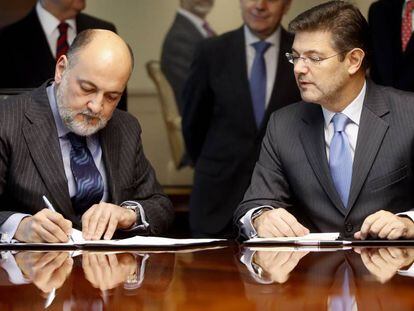El president del Tribunal Constitucional, Francisco Pérez de los Cobos, amb el ministre de Justícia, Rafael Catalá.
