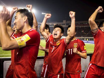 Varios jugadores de la selección china de fútbol celebran la clasificación.
