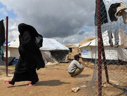 Esposas e hijos extranjeros de excombatientes de ISIS pasan el día en la sección extranjera del campamento de refugiados de Al Ho, cerca de la frontera entre Siria e Irak, el 2 de abril de 2019.