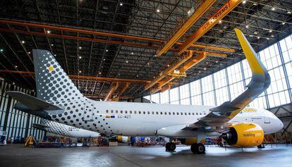 Presentación del nuevo modelo Airbus A 320neo de Vueling, en El Prat.