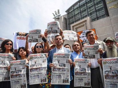 Manifestantes sostienen copias de la edici&oacute;n de este viernes del diario &#039;Cumhuriyet&#039; frente a los tribunales de Estambul donde tiene lugar el juicio contra varios empleados y directivos de este peri&oacute;dico progresista.