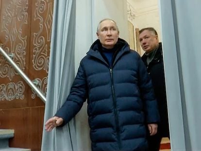 El presidente ruso, Vladímir Putin, en una imagen difundida por los medios estatales de su país, visitaba este domingo el teatro de Mariupol (Ucrania).