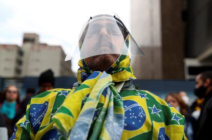 Un partidario del presidente Bolsonaro protesta contra las medidas de confinamiento en São Paulo.
