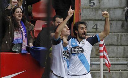 Mosquera y Arribas celebran el gol que dio el triunfo al Deportivo en El Molinón.