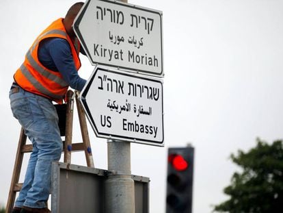 Un operario coloca un cartel indicador de la Embajada de EE UU, el lunes en Jerusalén.