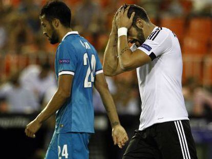 Negredo se lamenta durante el partido contra el Zenit.