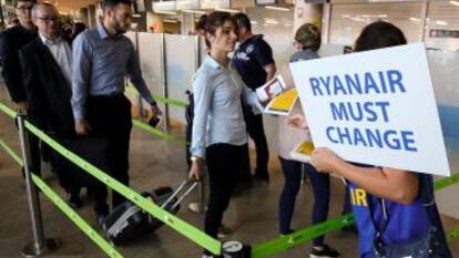 Una trabajadora de Ryanair protesta durante uno de los días de huelga.