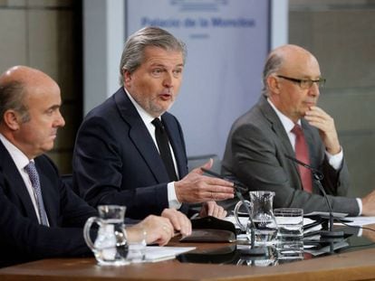 El portavoz del Gobierno, M&eacute;ndez de Vigo, entre los ministros De Guindos y Montoro.
