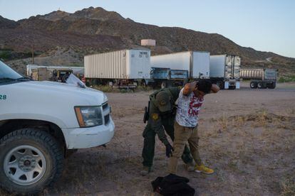 Un agente de la Patrulla Fronteriza catea a un hombre hondureño que fue sorprendido cruzando la frontera, el 26 de abril en Nuevo México.