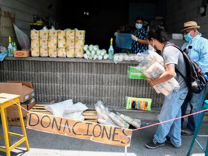 Voluntarios juntan donaciones para los afectados de la crisis económica en un bar de Ciudad de Guatemala, el pasado 16 de abril.