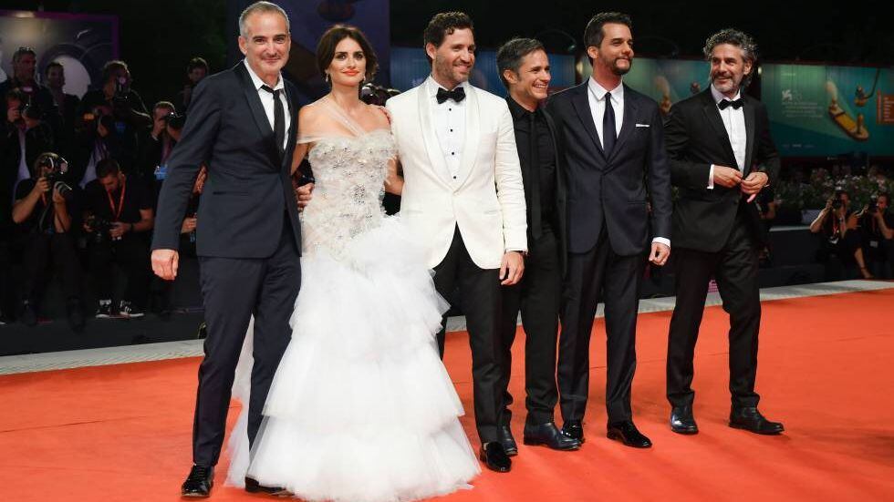 Desde la izquierda, el director Olivier Assayas y los actores Penélope Cruz, Edgar Ramírez, Gael García Bernal, Wagner Moura y Leonardo Sbaraglia, en el Festival de Venecia.