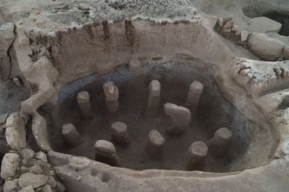 Dentro de Karahan Tepe, excavado en la roca, hay una figura de cabeza humana y frente a ella figuras fálicas.