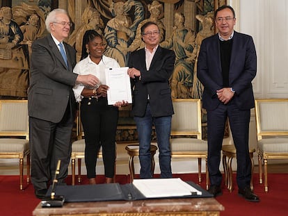 El presidente Gustavo Petro y la vicepresidenta Francia Márquez sostienen la ley de reforma tributaria firmada, el 13 de diciembre.