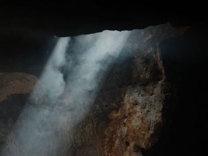 Una cueva en Yumrukaya (Turquía), durante la cocción artesanal del pan local.